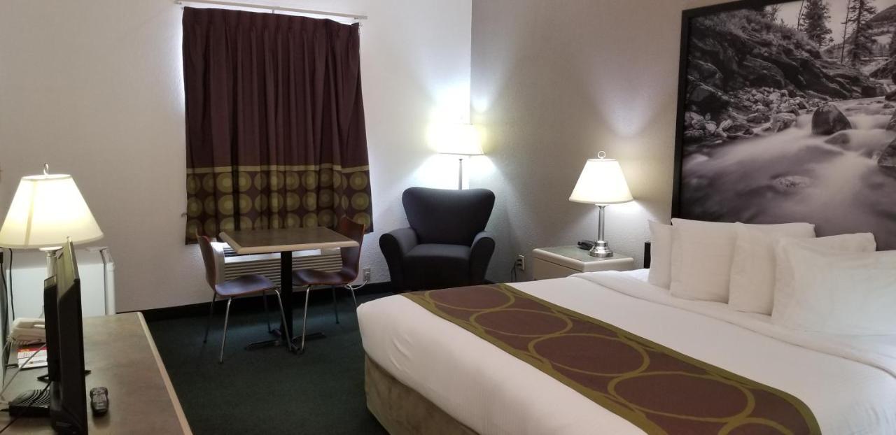 Super 8 By Wyndham Pincher Creek Ab Εξωτερικό φωτογραφία