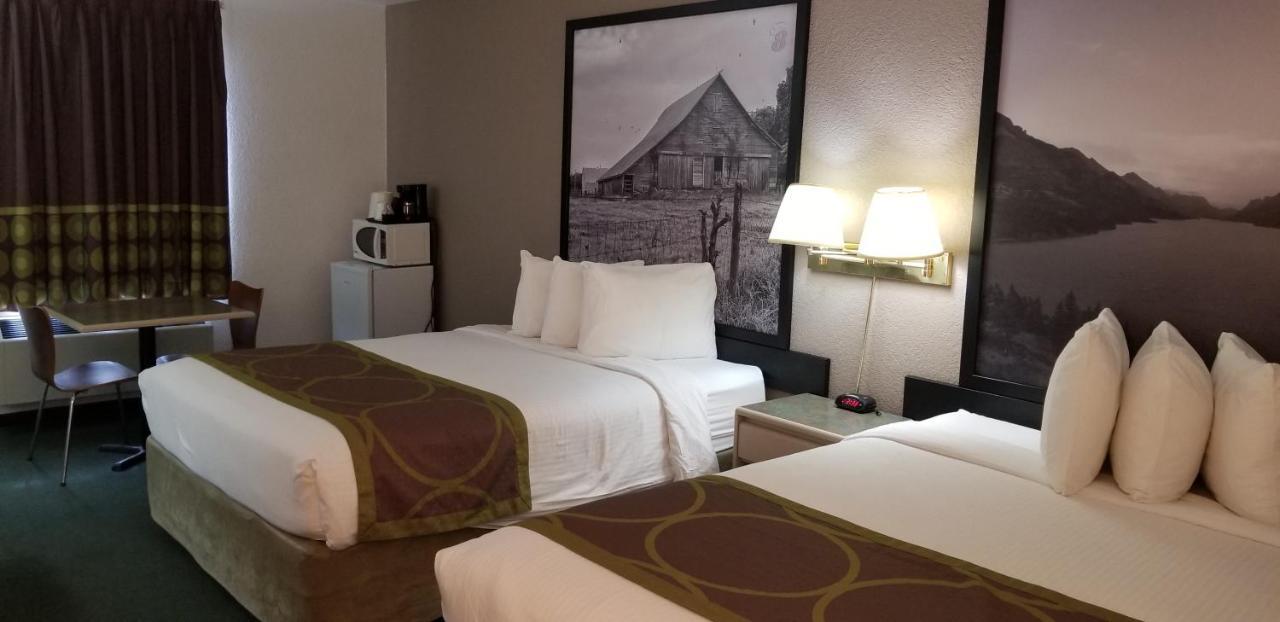 Super 8 By Wyndham Pincher Creek Ab Εξωτερικό φωτογραφία