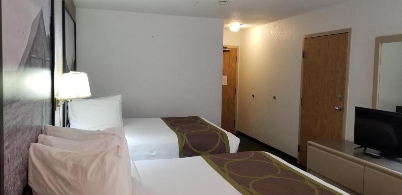 Super 8 By Wyndham Pincher Creek Ab Εξωτερικό φωτογραφία