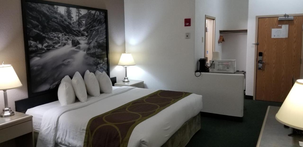 Super 8 By Wyndham Pincher Creek Ab Εξωτερικό φωτογραφία