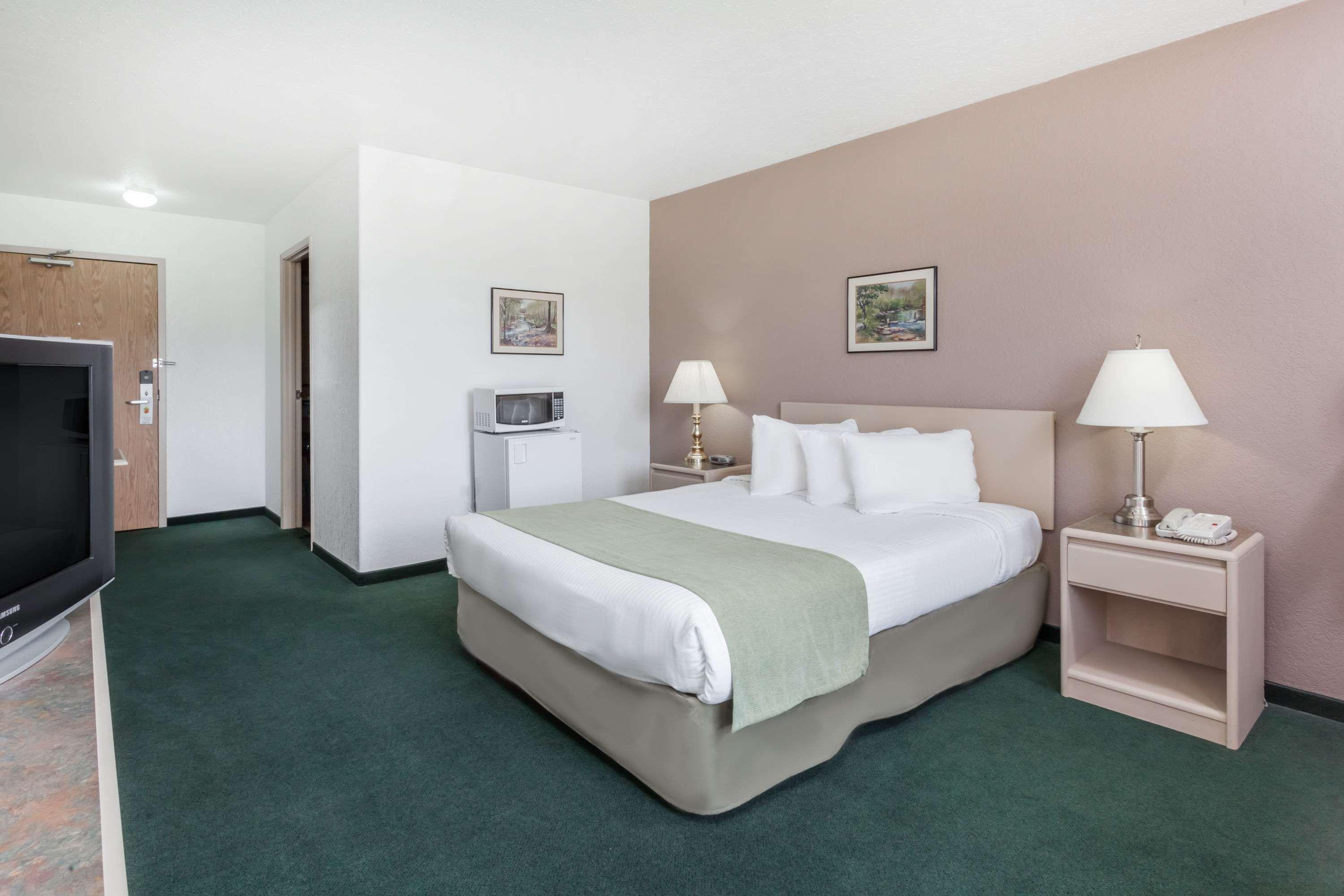 Super 8 By Wyndham Pincher Creek Ab Εξωτερικό φωτογραφία