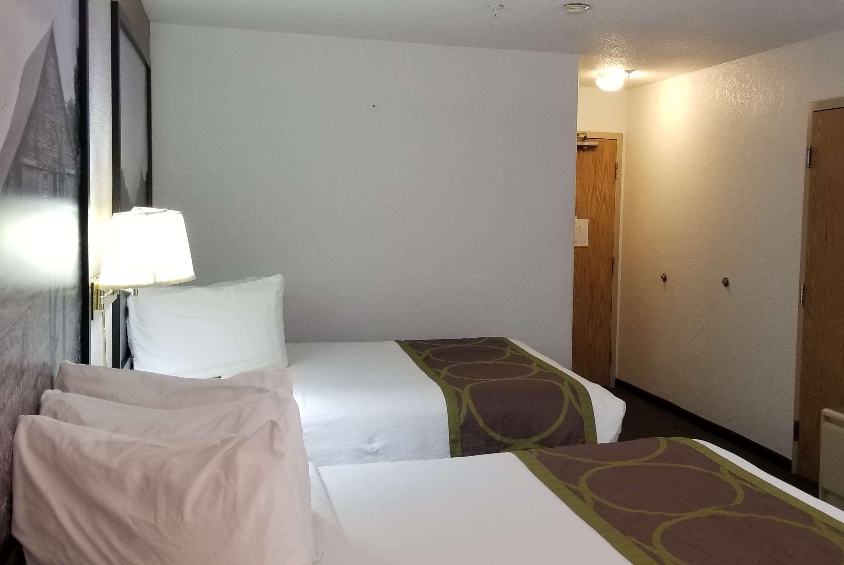Super 8 By Wyndham Pincher Creek Ab Εξωτερικό φωτογραφία