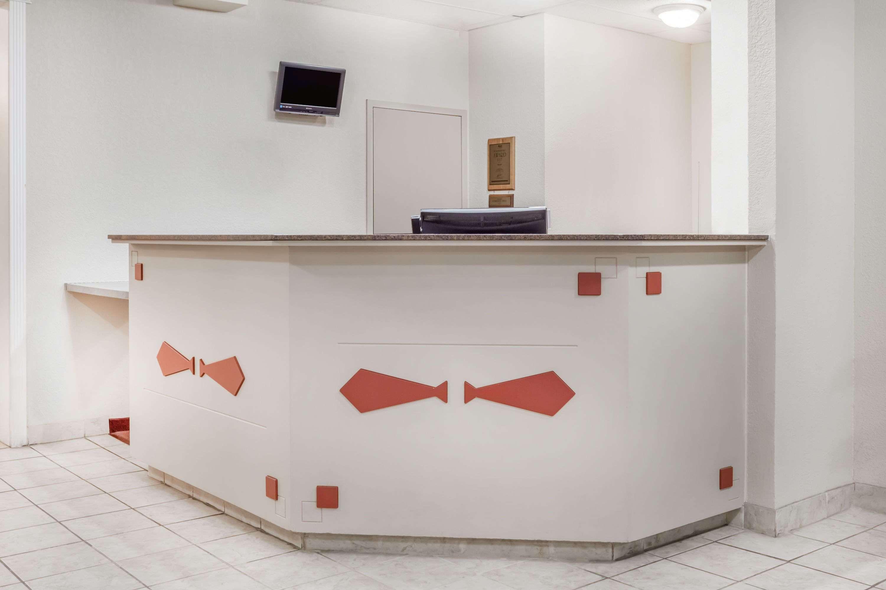 Super 8 By Wyndham Pincher Creek Ab Εξωτερικό φωτογραφία