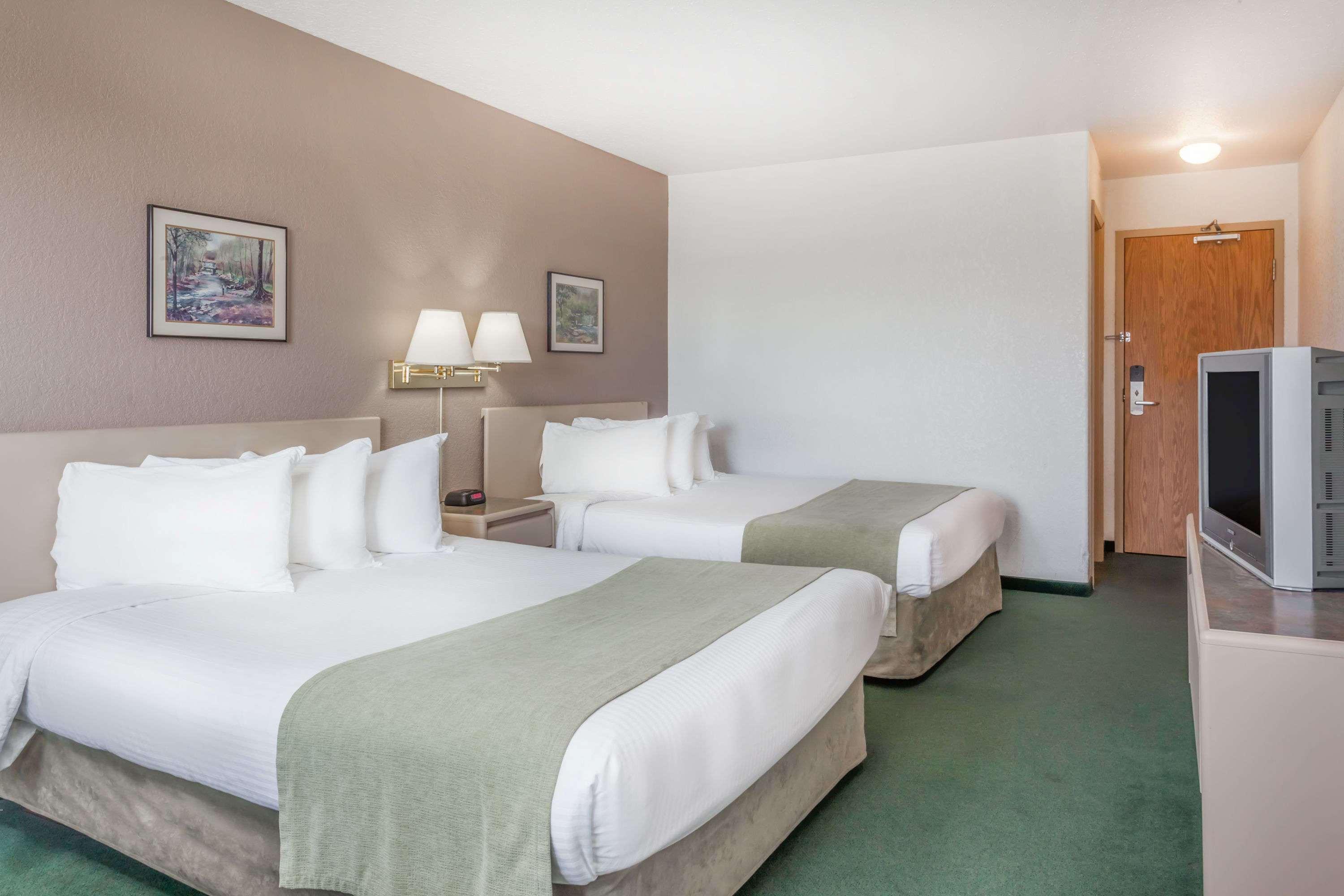Super 8 By Wyndham Pincher Creek Ab Εξωτερικό φωτογραφία