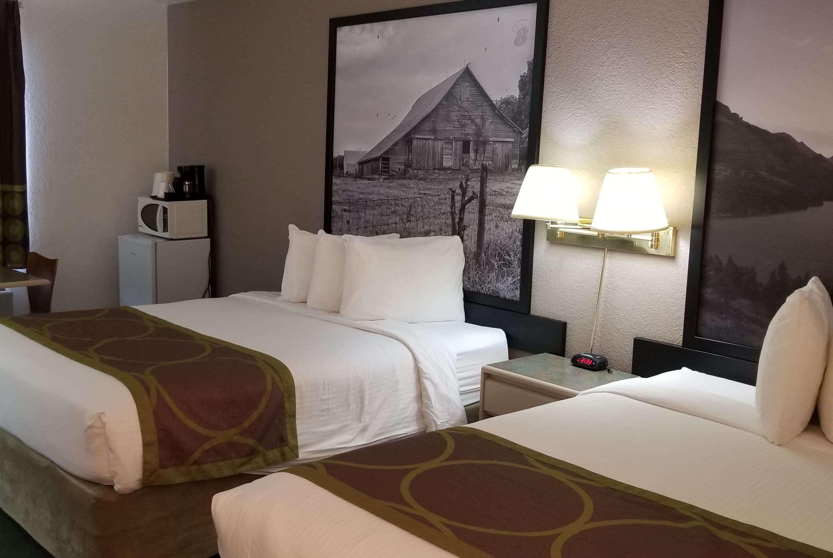Super 8 By Wyndham Pincher Creek Ab Εξωτερικό φωτογραφία