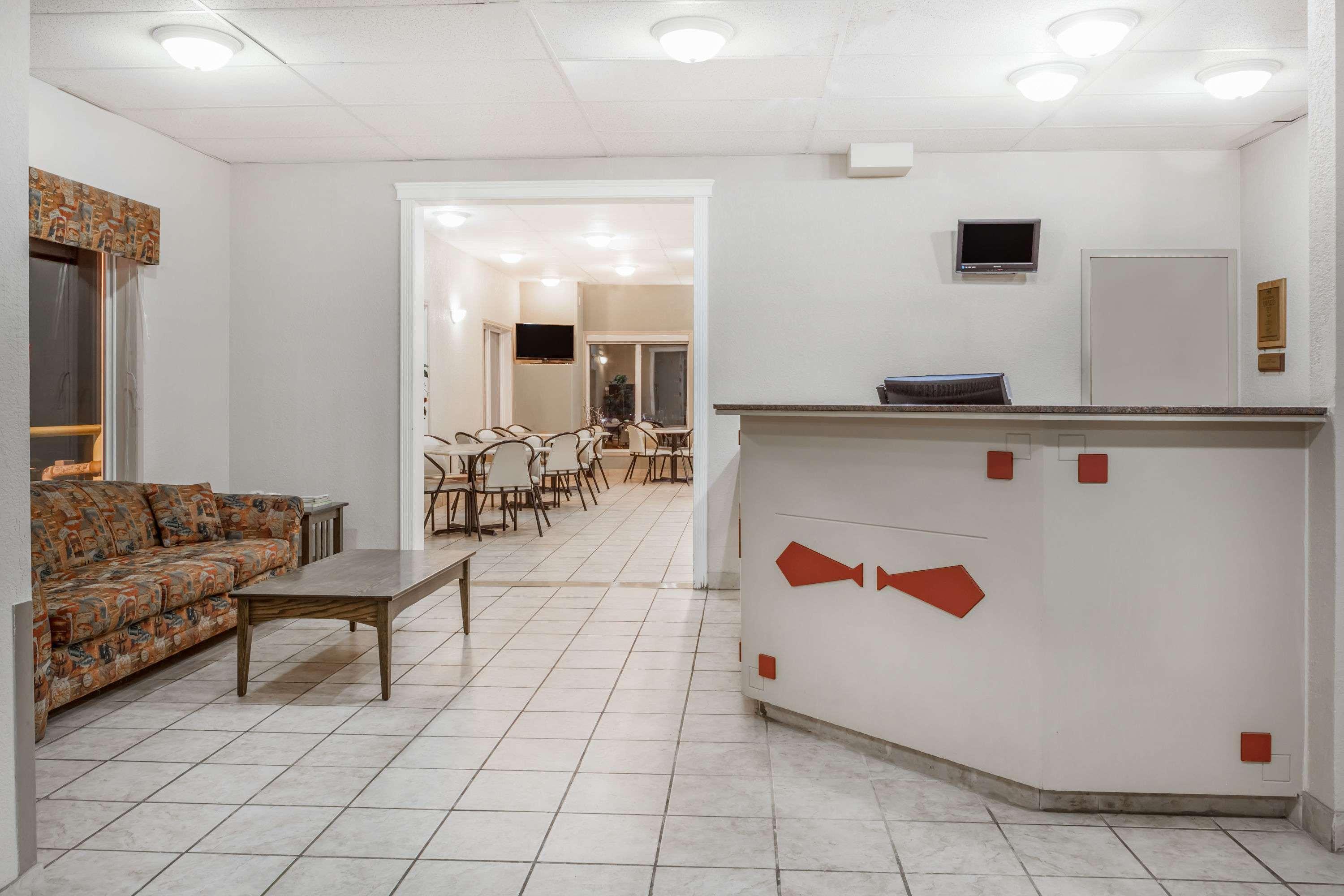 Super 8 By Wyndham Pincher Creek Ab Εξωτερικό φωτογραφία
