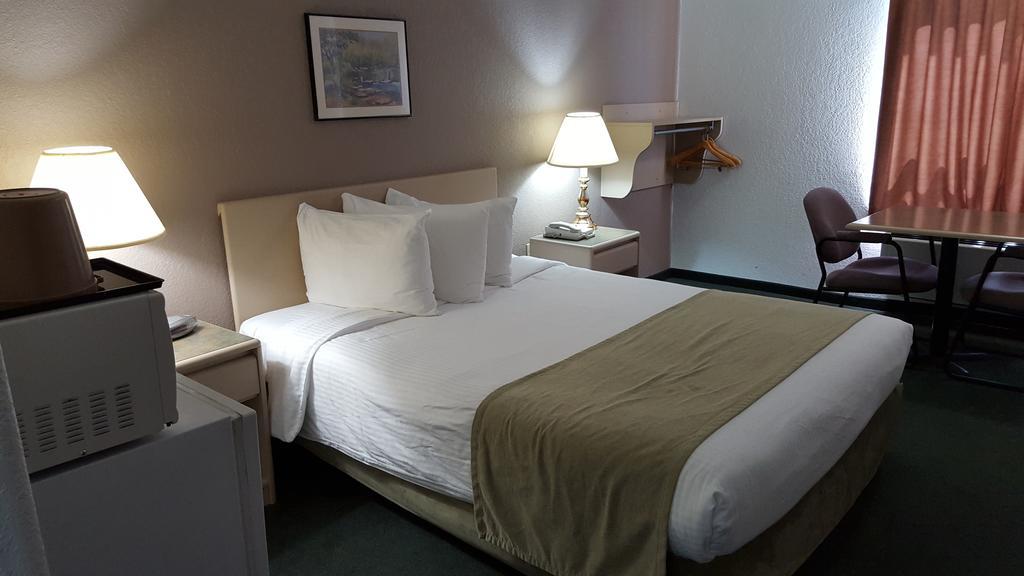Super 8 By Wyndham Pincher Creek Ab Εξωτερικό φωτογραφία