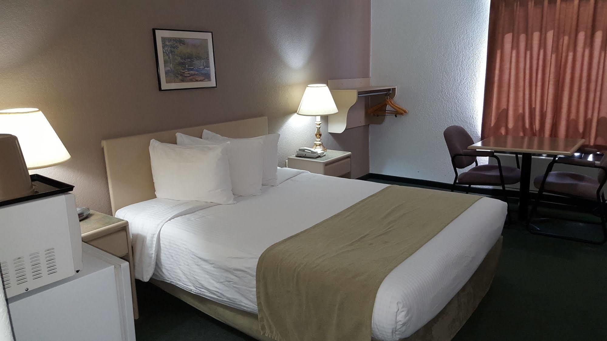 Super 8 By Wyndham Pincher Creek Ab Εξωτερικό φωτογραφία