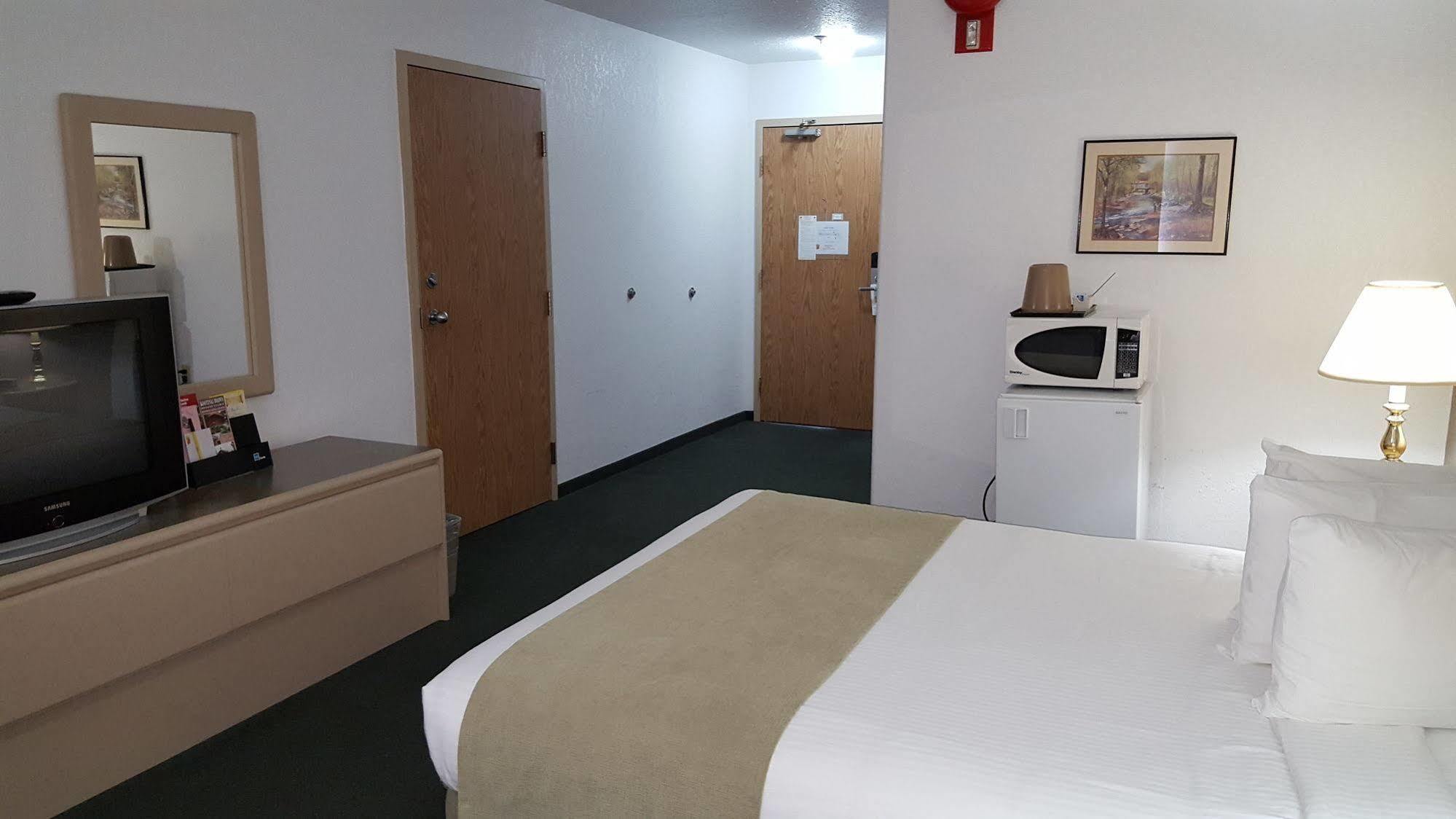 Super 8 By Wyndham Pincher Creek Ab Εξωτερικό φωτογραφία