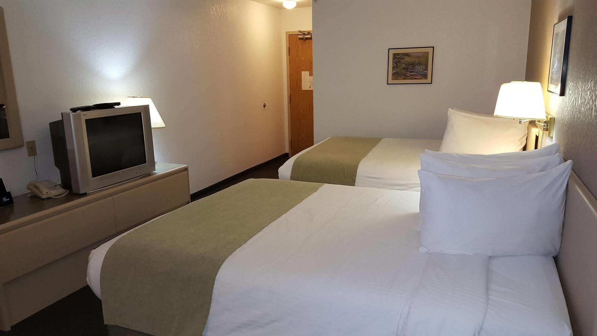 Super 8 By Wyndham Pincher Creek Ab Εξωτερικό φωτογραφία
