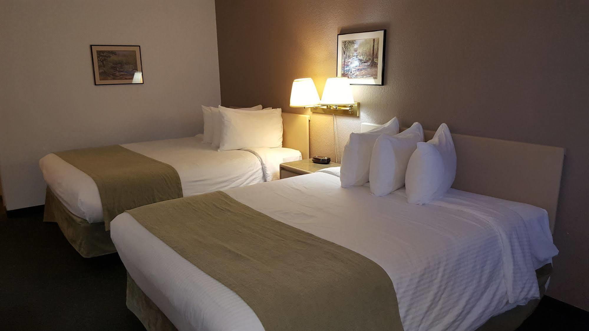 Super 8 By Wyndham Pincher Creek Ab Εξωτερικό φωτογραφία
